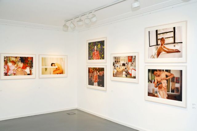 WIDE OPEN. INS OFFENE - Contemporary Photography & Sculpture in Glass. Installation view Villa © Alexander Tutsek-Stiftung. Photo: Marion Vogel