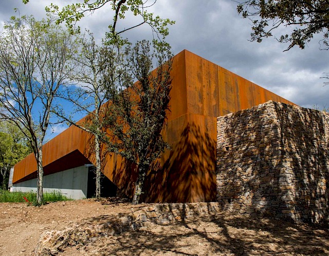Exterior view of Galerie Payrassol. Courtesy Peyrassol – Parc de Sculptures. © Christophe Goussard