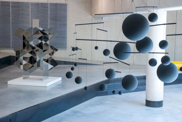 Galerie Peyrassol with Xavier Veilhan. Courtesy Peyrassol – Parc de Sculptures. © Christophe Goussard