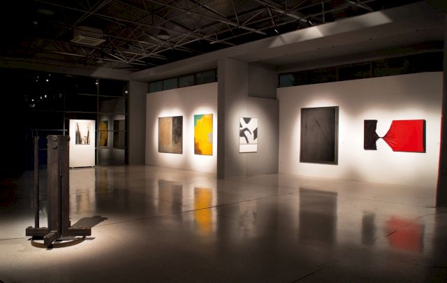 INTERIOR VIEW CONTEMPORARY GREEK ART. Photo: Leonidas Vlachodiamantis + Anastassios Vorres