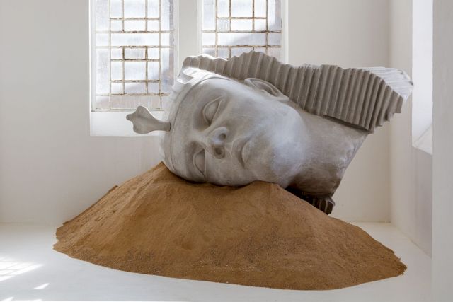 Zuzanna Czebatul, Their New Power (Head), 2020. Polyethylene, acrylic and sand, 150 x 240 x 170 cm. View from the exhibition "The Singing Dunes of Zuzanna Czebatul", CAC-La synagogue de Delme, 2020.