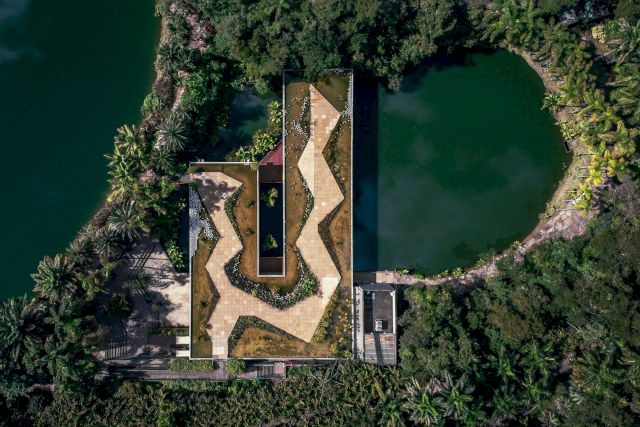 Bird’s eye view of the Centro de Educação e Cultura Burle Marx at Instituto Inhotim. Arquitetos Associados. Photo: Brendon Campos