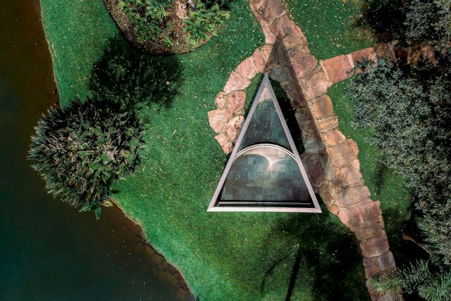 Dan Graham, Bisected triangle, Interior Curve, 2002. Photo: Brendon Campos