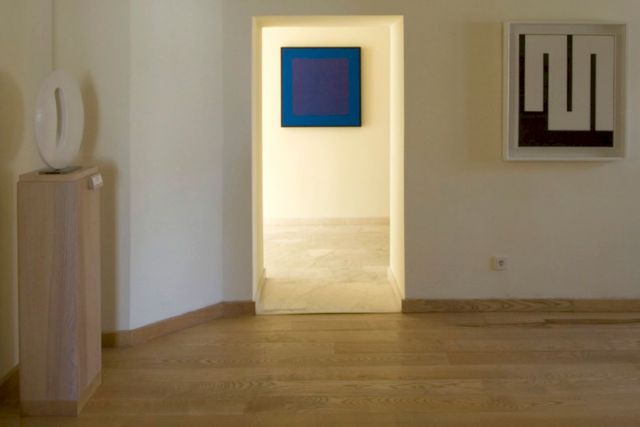 Exhibition view at the Vass Collection with works by Marta Pan (l.), Julije Kniefer (m.) and Reinhard Roy (r.) – © VG Bild-Kunst, Bonn 2017