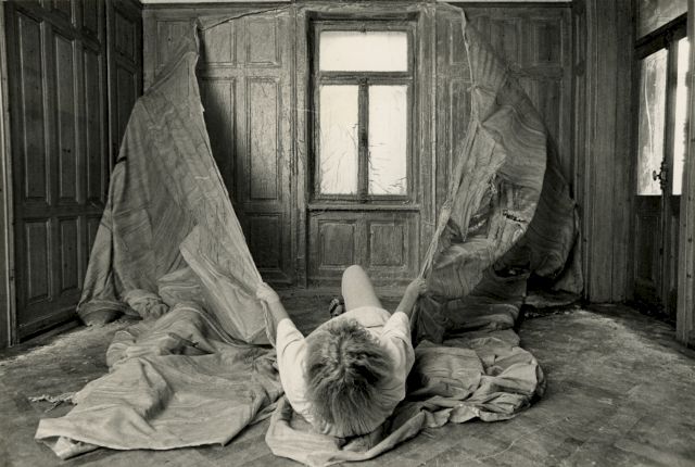 Heidi Bucher skinning Herrenzimmer, 1978 The Estate of Heidi Bucher Photo: Hans Peter Siffert ©Muzeum Susch