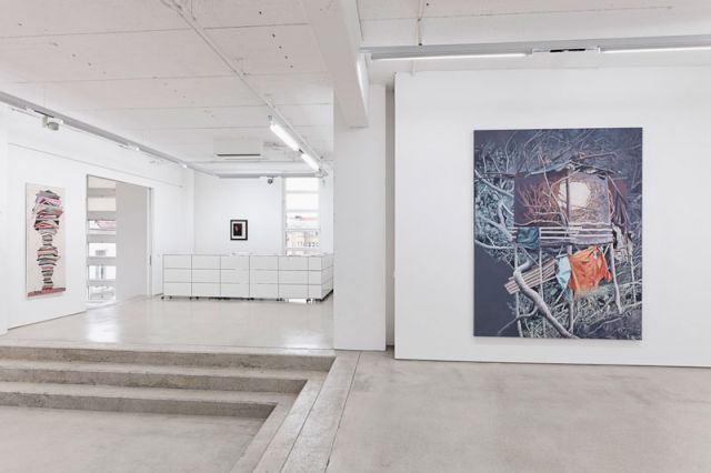 (l–r) Henriette Grahnert, ‘Untitled’, 2005. Courtesy Galerie Kleindienst, Leipzig; Mirjam Völker, ‘Der Zyklop’, 2012. Courtesy Galerie EIGEN+ART Leipzig/Berlin. Photo: Dotgain.info