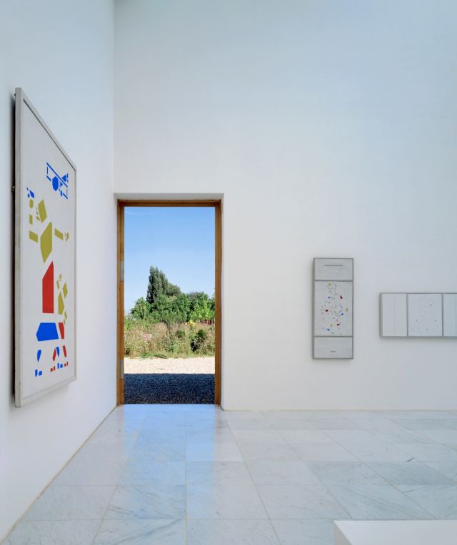 Zwölf-Räume-Haus Begehbare Skulptur, walk-in-sculpture Erwin Heerich Werke von/ works of Bart van der Leck © Bildarchiv Foto Marburg / Foto: Tomas Riehle © Bart van der Leck, VG Bild-Kunst Bonn, 2023 © Erwin Heerich, VG Bild-Kunst Bonn, 2023