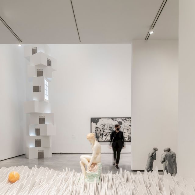 Exhibition View – Le Bain Animique (2010) José Damasceno; Untitled (Three Small Figures) (1998) Juan Muñóz; Powerless Structures, Fig. 329 (2012) Elmgreen & Dragset and Lona suspendida frente a una cala (2001) Santiago Sierra at Museum of Contemporary Art Helga de Alvear, Photo: Amores Pictures