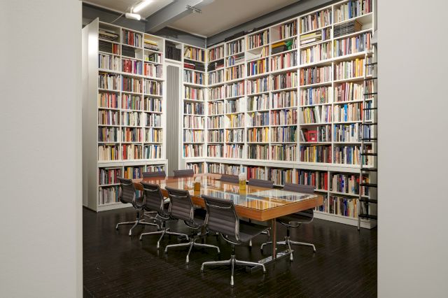 Behrang Karimi, 2021 Library ©Braunsfelder ©Photo: Mareike Tocha