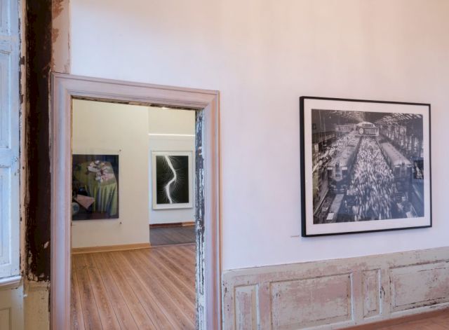 (front–back) SEBASTIAO SALGADO, Churchgate Station, Bombay, 1995; THOMAS DEMAND, Junior Suite, 2012; HIROSHI SUGIMOTO, Lightning Fields 225, 2009. Photo: © Thomas Wesely