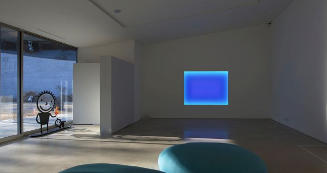 Kisoo Kwon, Fire Flower, 2007 (left) James Turrell, Atlantis, 2019 (right) - Courtesy of Koo House Museum