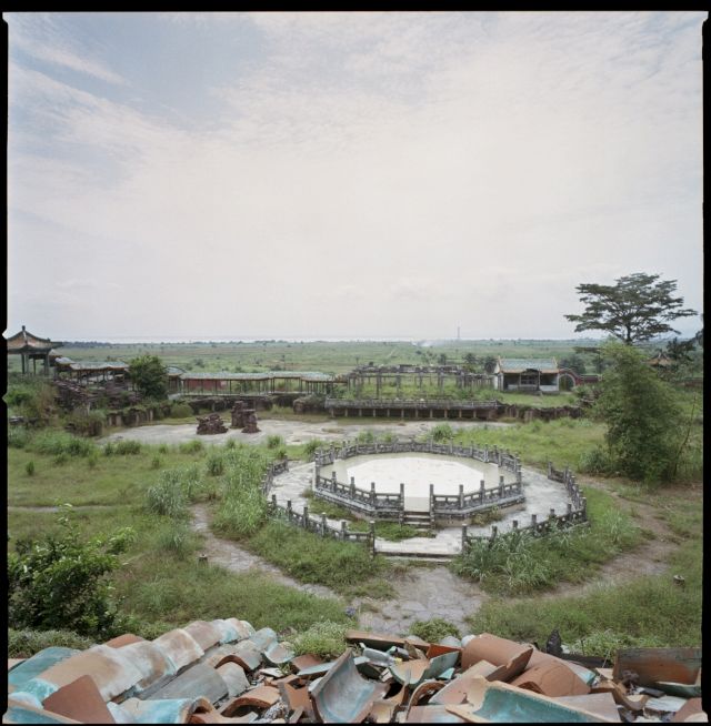 Sammy Baloji, Retour à l’authenticité, vue de la Pagode du Président Mobutu, N’sele, Kinshasa, 2013. Baryte print. Courtesy of MACAAL and the artist