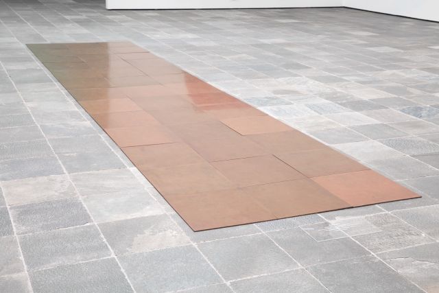 Carl Andre, 'Thirty-Ninth Copper Cardinal‘, 1975, Cuivre, 39 pièces (3 x 13), 0,5 x 50 x 50 cm chacunes, total 0,5 x 150 x 650 cm. Photo: Johannes Stoll / Belvedere, Wien