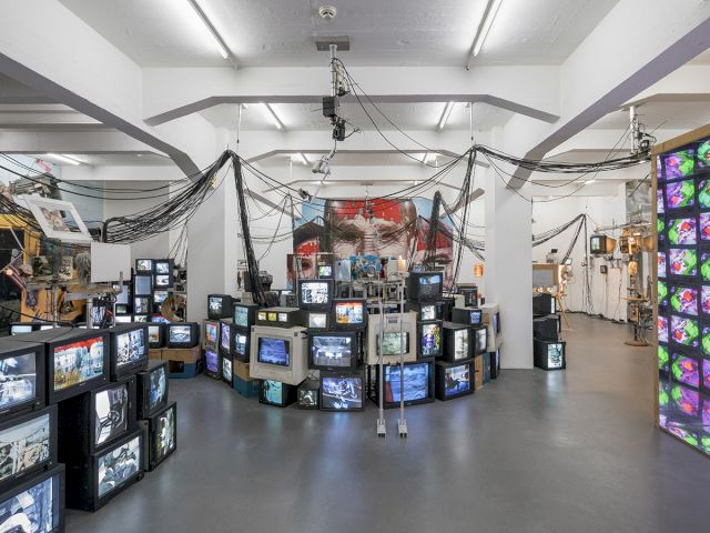 Jon Kessler, The Palace at 4 a.m., (installation view). Photo: Henning Rogge/Deichtorhallen Hamburg